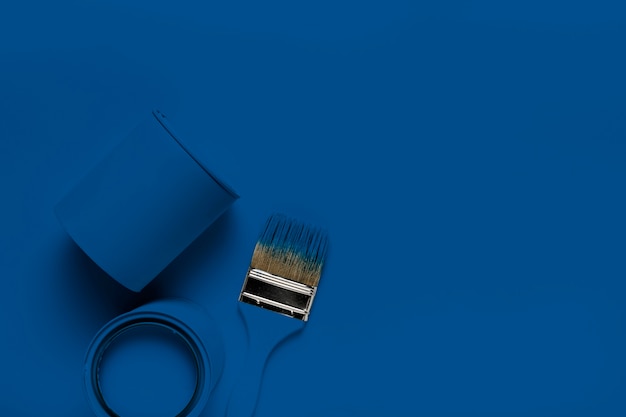 Vista superior de pinceles con pintura clásica azul