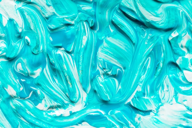 Vista superior de la pintura de color azul creativo en la superficie