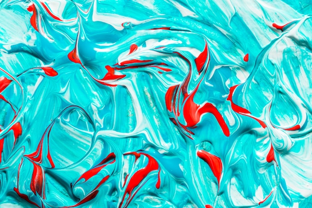 Vista superior de pintura creativa de color azul y rojo en la superficie