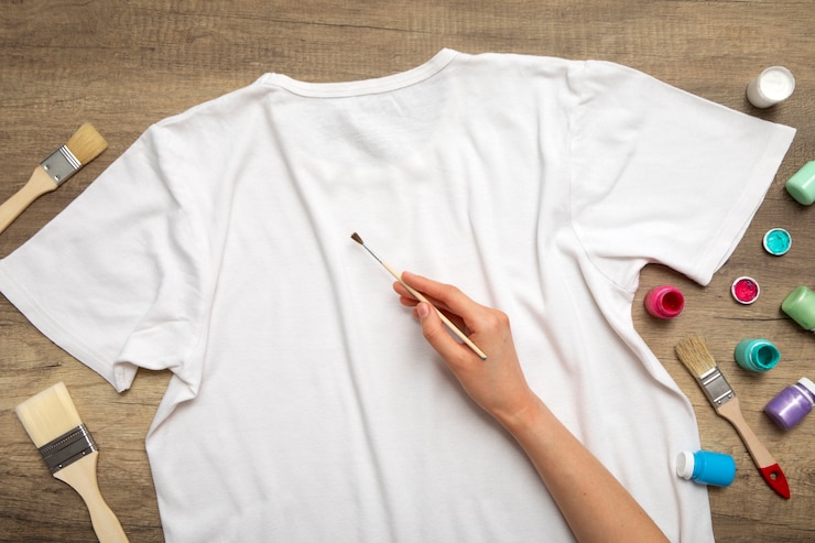 Foto gratuito vista superior pintura a mano camiseta bodegón