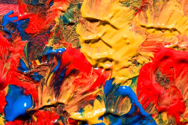 Vista superior de pintura multicolor en superficie