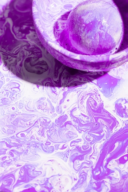 Vista superior de pintura púrpura y blanca en un tazón