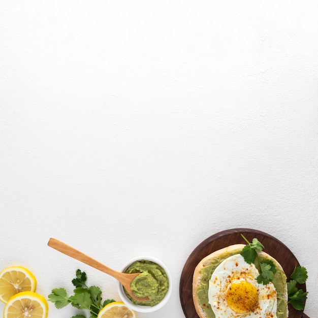 Foto gratuita vista superior de pita con esparcimiento de aguacate y huevo frito con espacio de copia