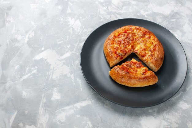 Vista superior de pizza al horno con queso en blanco