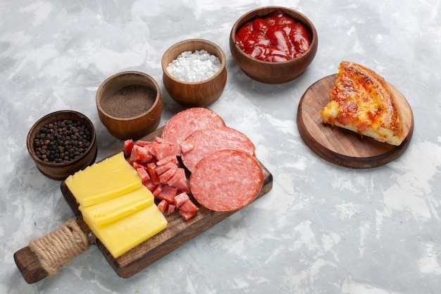 Foto gratuita vista superior de la pizza al horno en rodajas con condimentos en blanco