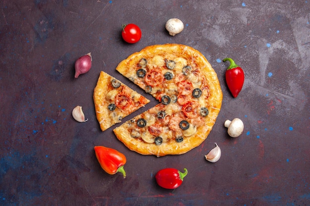 Vista superior de la pizza de champiñones con queso y aceitunas en la superficie oscura comida pizza italiana hornear masa harina