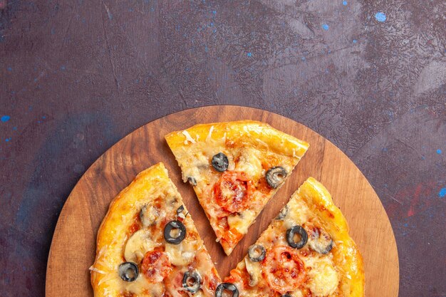 Vista superior de la pizza de champiñones en rodajas de masa cocida con queso y aceitunas en el escritorio oscuro comida comida italiana masa de pizza