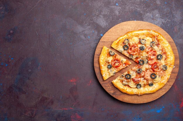 Vista superior de la pizza de champiñones en rodajas de masa cocida con queso y aceitunas en la superficie oscura comida comida italiana masa de pizza