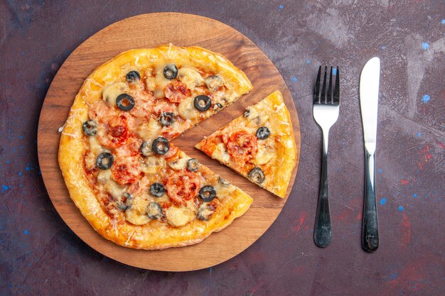 Vista superior de la pizza de champiñones en rodajas de masa cocida con queso y aceitunas en la superficie oscura comida pizza italiana hornear masa harina