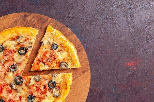 Vista superior de la pizza de champiñones en rodajas de masa cocida con queso y aceitunas en la superficie oscura de la comida de pizza masa de comida italiana