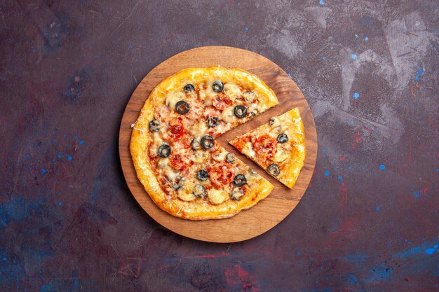 Vista superior de la pizza de champiñones en rodajas de masa cocida con queso y aceitunas en la superficie oscura de la comida de pizza masa de comida italiana