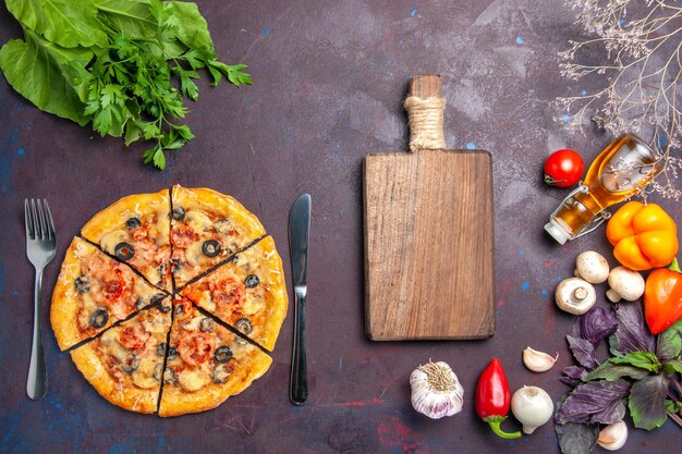 Vista superior de la pizza de champiñones en rodajas con queso y aceitunas en el escritorio oscuro pizza italiana para hornear masa comida comida