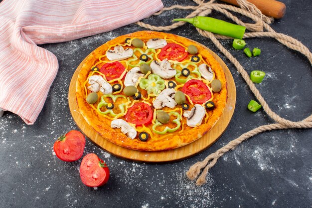 Vista superior de la pizza de champiñones con tomates, aceitunas, champiñones con tomates frescos y pimientos en el escritorio gris masa de pizza comida italiana