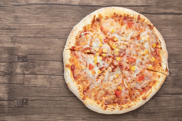 Vista superior de la pizza de mozzarella fresca en la mesa de madera.