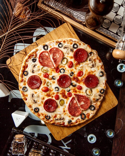 Vista superior de pizza de pepperoni con champiñones y queso