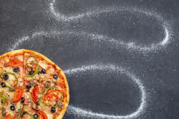 Vista superior de pizza de queso con aceitunas pimiento y tomates en superficie oscura