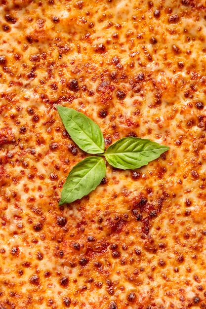 Foto gratuita vista superior de pizza de queso con hojas de albahaca