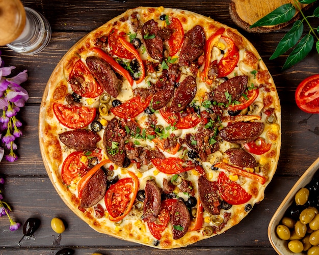 Vista superior de pizza de salchicha con tomate pimiento rojo y queso, vista superior