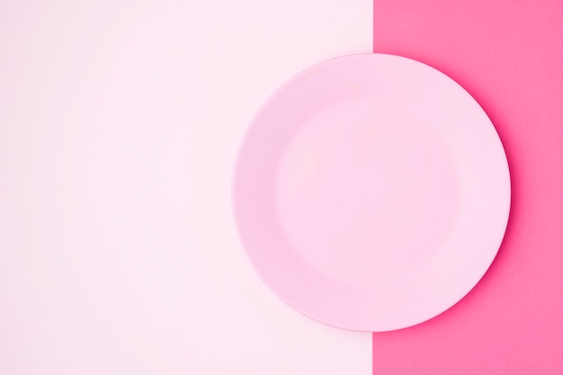 Vista superior placa rosa en la mesa