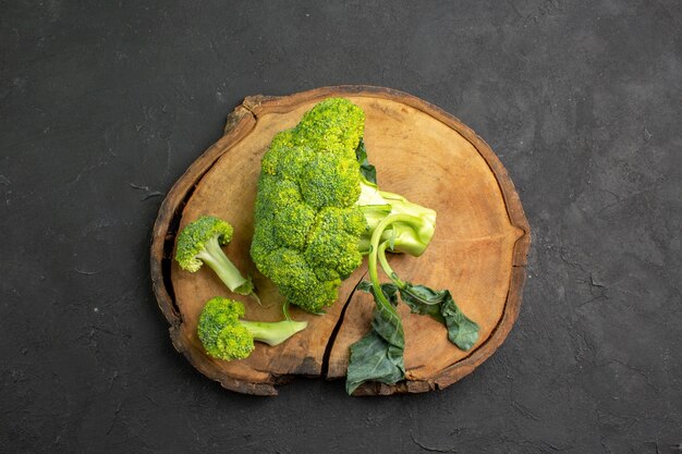 Vista superior de la planta de brócoli verde fresco de repollo en ensalada de mesa oscura salud madura