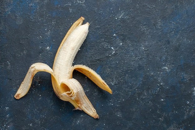 Foto gratuita vista superior del plátano amarillo fresco dulce y delicioso limpiado en el escritorio azul oscuro, fruta baya vitamina dulce salud