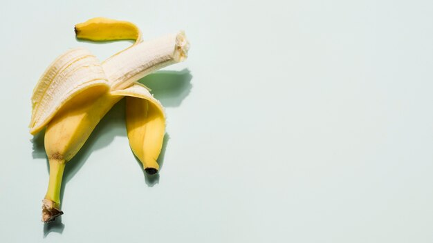 Vista superior de plátano orgánico con espacio de copia