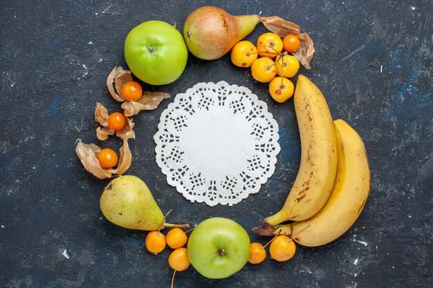 Vista superior de plátanos amarillos par de bayas con manzanas verdes frescas peras cerezas dulces en el escritorio oscuro fruta baya salud fresca