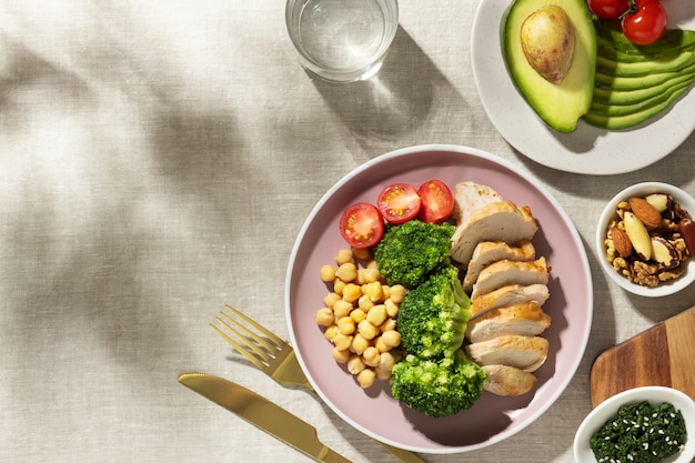 Vista superior del plato con alimentos dietéticos cetogénicos y nueces