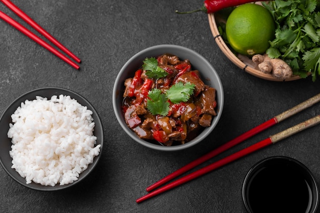 Foto gratuita vista superior del plato asiático con arroz y palillos