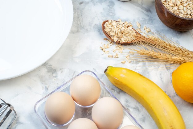 Vista superior del plato blanco y los ingredientes para la selección de alimentos saludables sobre fondo de hielo