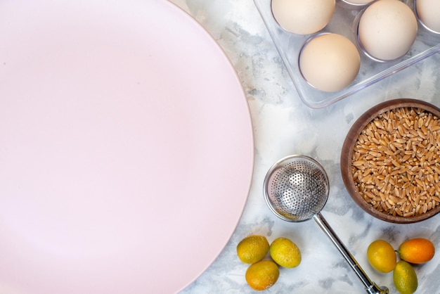 Foto gratuita vista superior del plato blanco vacío y comida fresca y saludable sobre fondo de dos tonos