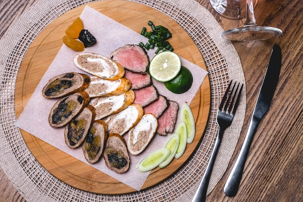 Vista superior plato de carne con lima y cebolla