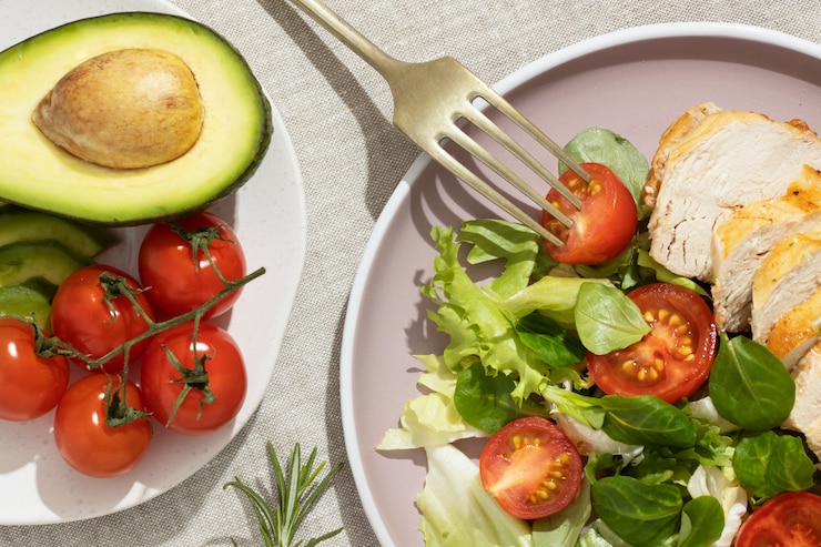 Foto gratuito vista superior del plato con comida cetogénica y tomates