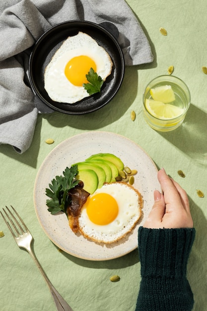 Vista superior del plato con comida cetogénica y vaso con agua y limón