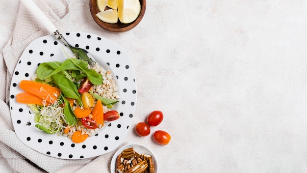 Vista superior del plato con ensalada y otros alimentos saludables