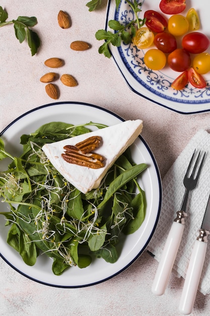 Foto gratuita vista superior del plato de ensalada con tomates