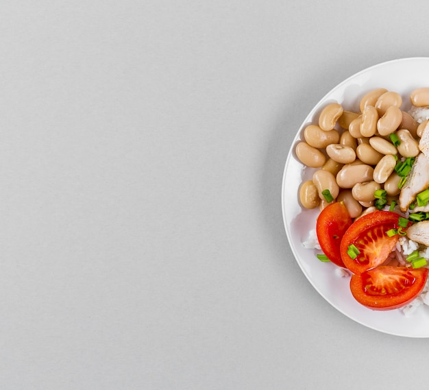 Vista superior del plato con frijoles y espacio de copia