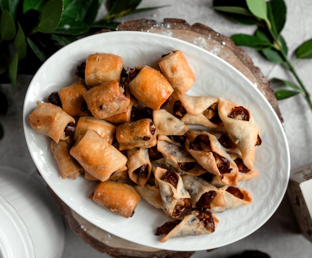 Vista superior del plato de galletas con galletas con fechas