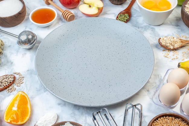 Foto gratuita vista superior del plato gris vacío y comida fresca y saludable sobre fondo de hielo