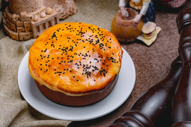 Vista superior de un plato horneado en una olla con masa encima cocinado en el horno