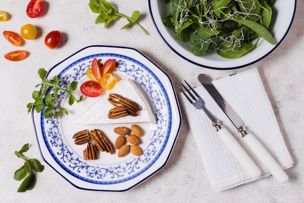 Foto gratuita vista superior del plato con nueces y ensalada