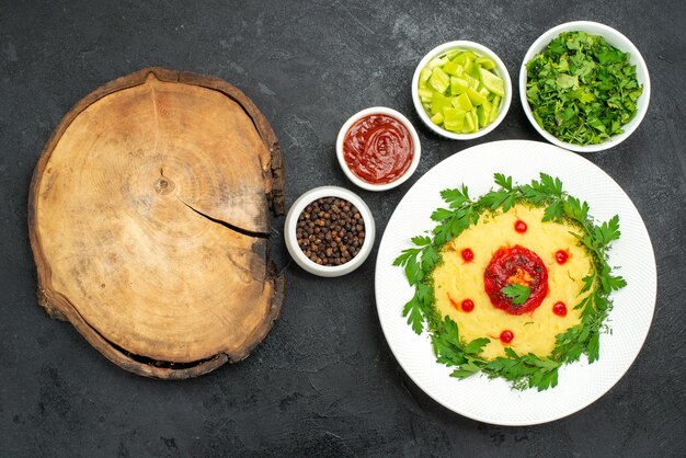 Foto gratuita vista superior del plato de papa triturada con verduras en la oscuridad