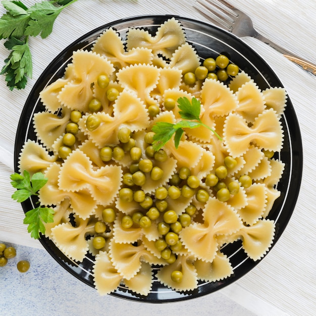 Foto gratuita vista superior plato de pasta delicioso