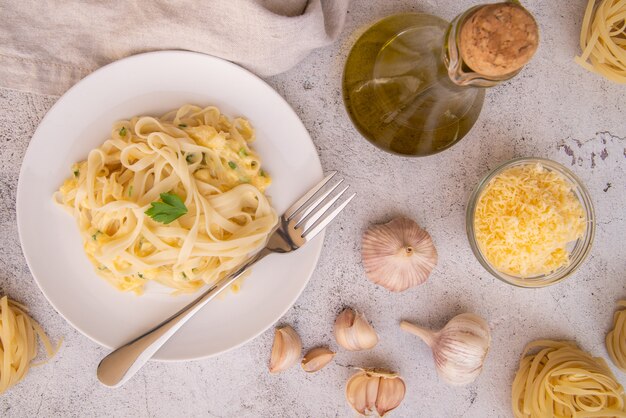 Vista superior plato de pasta con queso