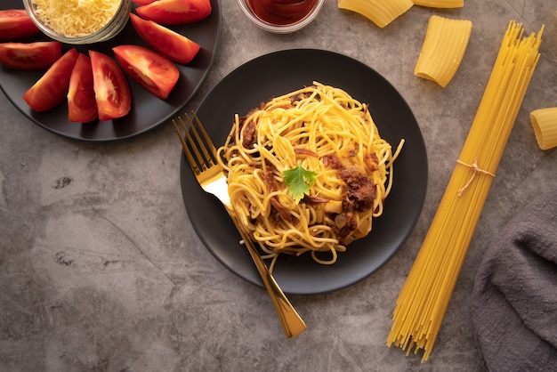 Foto gratuita vista superior plato de pasta con tomates