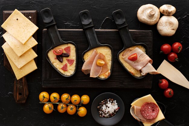 Vista superior del plato de raclette con ingredientes y comida deliciosa