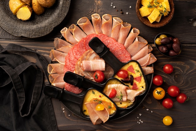 Vista superior del plato de raclette con ingredientes y comida deliciosa