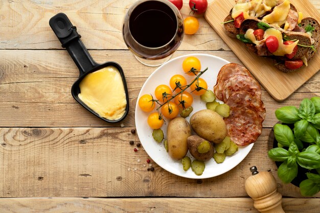 Vista superior del plato de raclette con ingredientes y comida deliciosa