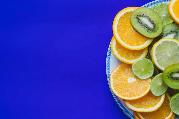 Vista superior de plato con rodajas de frutas