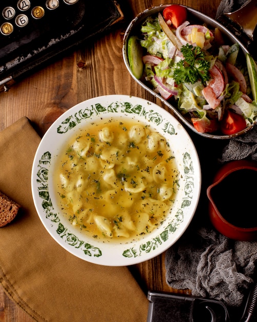 Foto gratuita vista superior del plato de sopa y bola de ensalada dushbara de dushbara de azerbaiyán